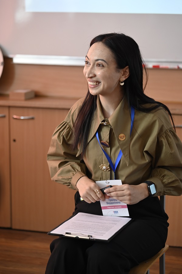 «Учитель года Алтая — 2024»: прошло первое конкурсное испытание «Разговор со школьниками».